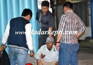 Toni, pemuda yang membawa parang ketika ditangkap polisi di Jl Lorong Banjar.
