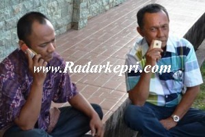 Wan Naxzharudin (batik) bersama Wan Nazifudin ketika melapor di Mapolresta Tanjungpinang.