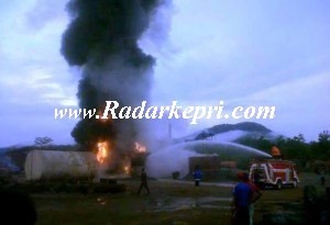 Asap hitam membubung tinggi di lokasi pengolahan aspal milik PT Harap Panjang yang terbakar beberapa waktu lalu.