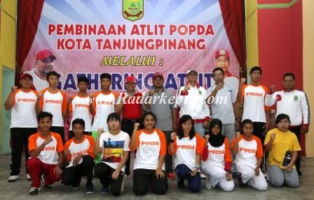 Atlit Popda Kota Tanjungpinang yang akan berlaga di Popda tingkat Provinsi foto bersama dengan Walikota Tanjungpinang.