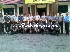 Foto bersama Kapolres Lingga dengan 7 perwira yang baru ditugaskan di Mapolres Lingga-=