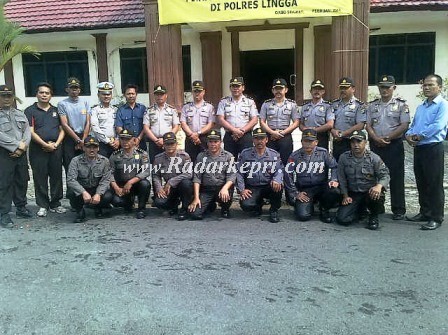 Foto bersama Kapolres Lingga dengan 7 perwira yang baru ditugaskan di Mapolres Lingga-=