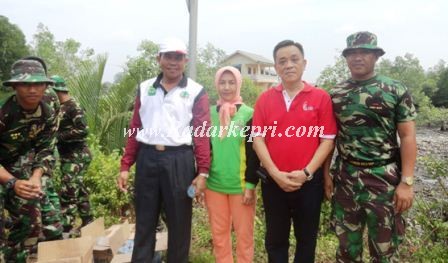 Foto bersama TNI- AD dan Lurah Tanjung Unggat bersama Camat Bukit Bestari dan Bandi ketika Goro di Tanjung Unggat.