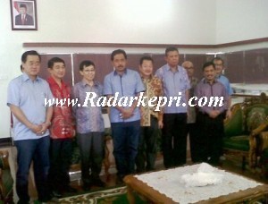 Foto bersama konjen Singapura dengan Bupati Tanjungbalai Karimun dan Wakil ketua Kadin Kepri.