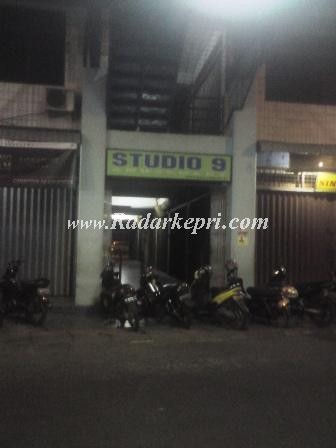 Gelper Amusemen Studio 9 yang dikelola Akiang di Jl Gambir masih beroperasi hingga pukul 22 30 Wib .