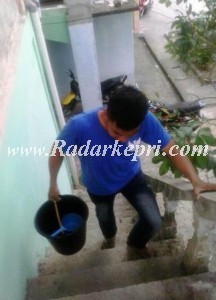 Ian, seorang warga kelurahan Daik Lingga yang kesulitan mendapatkan air bersih.