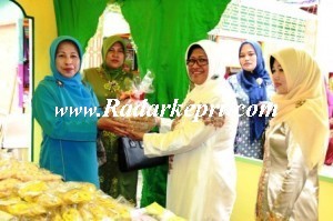 Ibu Rormawati Daria menunjukkan makanan has lingga Ketika mengunjungi Stan MTQ-