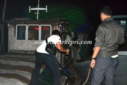 Kapolresta Tanjungpinang, AKBP Patar Gunawan Aritonang S Ik sedang memeriksa kapal yang diduga penimbun solar ilegal.