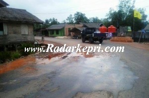 Kerusakan Jalan Akibat kebocoran Pipa PDAM Lingga