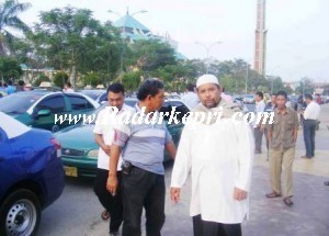 Para supir taksi se-kota Batam memajangkan mobilnya di depan kantor Walikota Batam sebagai aksi protes.
