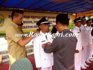 Pelantikan 6 orang kepala Desa baru di kecamatan Singkep Barat oleh Wakil Bupati Lingga, H Abu Hasyim.