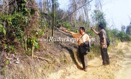 Radar Kepri bersama ketua LSM LAKI 45 Batam ketika investigasi ke hutan lindung Bukit Mansang yang dibabat