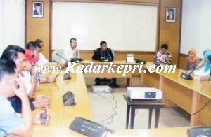 Rapat Dengar Pendapat antara Komisi IV DPRD Batam dengan perwakilan guru dan murid SD Islam Terpadu Kartika.
