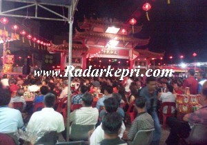 Suasana lelang di Kelenteng Cetiya Dharma Ratna Lingga.