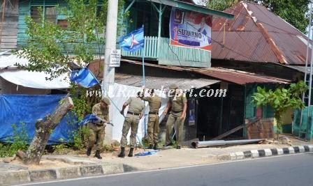 Tim gabungan Satpol PP Pemko Tanjungpinang tertibkan spanduk di Jl H Agus Salim, Tepi Laut, Tanjungpinang.