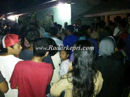 Warga Lorong Nias, Jl Pramuka menyaksikan jenazah M Ridwan di evakuasi.