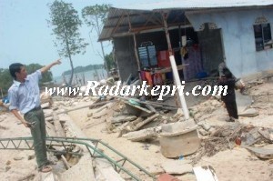 kondisi rumah Linja dan batu miring yang sudah hancur