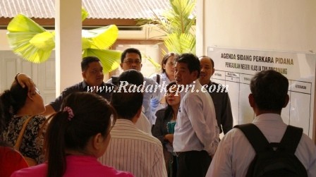 Beginilah ekpresi wajah terdakwa Edy Rustandi SH Mhum karena ditundanya pembacaan putusan oleh majelis hakim PN Tanjungpinang.