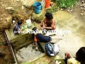 Beginilah sulitnya warga mendapatkan air bersih.