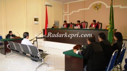Edy Rustandi SH M Hum ketika mendengar putusan dari majelis hakim PN Tanjungpinang.
