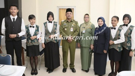 Foto bersama Walikota Tanjungpinang dengan guru dan murid SMKN 2 Tanjungpinang=