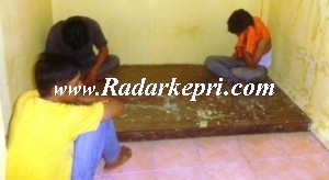 Inilah tiga orang yang di duga pelaku pencurian HP di Bestari Mall yang meringkuk di sel Tahanan Polsek Kota Tanjungpinang=