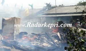 Kebakaran di Tanjung Unggat diduga akibat konsleting arus listrik.