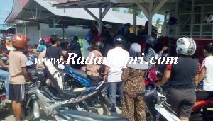 Koperasi TNI AL di Dabosingkep diserbu warga yang ingin membeli BBM jenis bensin akibat langkanya bahan bakar ini,