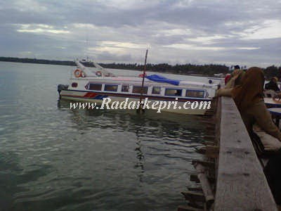LINGGA-Spedboat-Rahmat-Jaya-yang-melayari-pelayaran-Dabo-Tanjung-Buton.-Dishubkominfo-mencari-operator-pelayaran-seperti-ini-unt