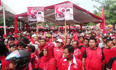 Masa PDI-P Kota Tanjungpinang mengikuti kampanye akbar di lapangan Pamedan A Yani.