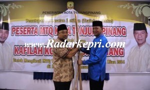 Penyerahan bendera LPTQ dari walikota Tanjungpinang, H Lis Darmansyah SHH pada ketua LPTQ, H Syahrul S Pd