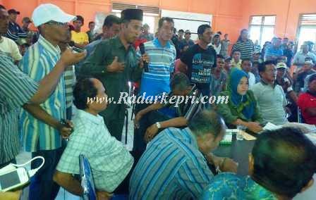 Pertemuan warga Desa Antang yang berlangsung panas menuntut Ir Iskandar Achmad hengkang .
