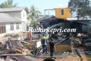 Petugas Pemadam Kebakaran (Damkar) Kota Tanjungpinang sedang memadamkan bara api