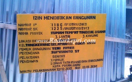Plank nama papan proyek di Jl Surabaya, Kelurahan Tanggerang Selatan, Kecamatan Bukit Raya, Pekanbaru, Riau itu dengan jelas menulis nama Yeni Fatra