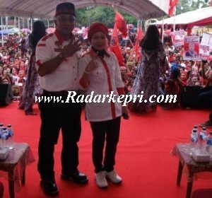 Sekretaris DPD PDI-Perjuangan Provinsi Kepri, H Lis Darmansyah SH bersama Hj Yuniarni Pustoko Weni SH, caleg DPRD untuk Provinsi Kepri dapil Kota Tanjungpinang.