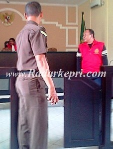 Terdakwa Andak (pakai rompi merah) usai disidang di PN Tanjungpinang.