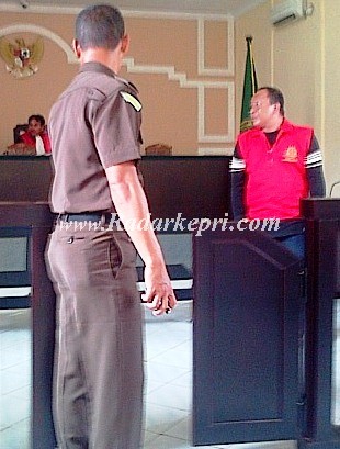 Terdakwa Andak (pakai rompi merah) usai disidang di PN Tanjungpinang.