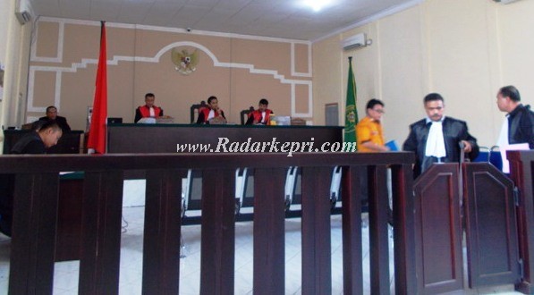 Terdakwa Paulus Sule (baju kuning) saat akan meninggalkan ruangan sidang di Pengadilan Tipikor pada PN Tanjungpinang.
