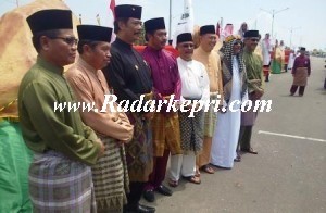 Wakil Gubernur dan Bupati Karimun serta Bupati Lingga melihat peserta pawai Tauruf dalam MTQ tingkat Provinsi di Karimun-