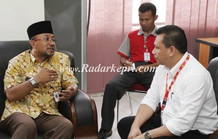 Walikota Tanjungpinang H Lis Darmansyah SH ketika berkomunikasi dengan perwakilan PLN Cabang Tanjungpinang.=