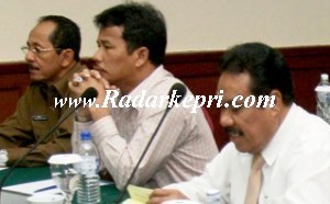 ahmad Dahlan walikota Batam duduk ditengah berdampingan wakilnya Rudi SE dan sekko Batam Agussahiman