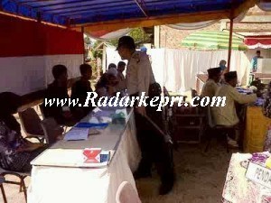 12-11april14 lingga kapolres lingga akbp puji santosa saat menjau ke sejumlah tps di lingga