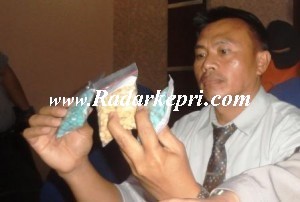 AKP Soeharnoko memperlihatkan barang bukti ekstasi.