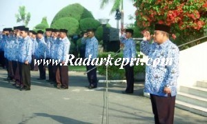 Asisten II Pemko Tanjungpinang, Drs Ahadi ketika memimpin upacara hari kesadaran nasional.