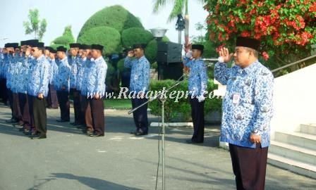 Asisten II Pemko Tanjungpinang, Drs Ahadi ketika memimpin upacara hari kesadaran nasional.
