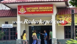 Ev, baju kaos hijau celana belang, ketika melaporkan penganiyaan oleh ibunya ke Mapolresta Tanjungpinang.