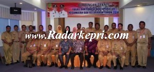 Foto bersama Camat dan Lurah dengan nara sumber dari IPDN dalam rangka Bimtek untuk aparatur Camat dan Lurah.