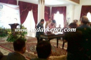 Gubernur Kepri, HM Sani menandatangani MoU peringatan HPN yang akan dilaksanakan di Kepri pada 2015 disaksikan ketua umum PWI, Margiono.