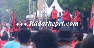 Hendri Yosodiningrat SH MH ketika menyampaikan orasi politik dalam kampanye terbuka di Batam.