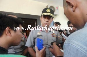 Kapolda Kepri Brigjenpol Endang Sudrajat ketika memberikan keterang pers usai memberikan sambutan di halaman Mapolda Kepri bagi calon siswa Bintara Polisi yang mengikuti seleksi.